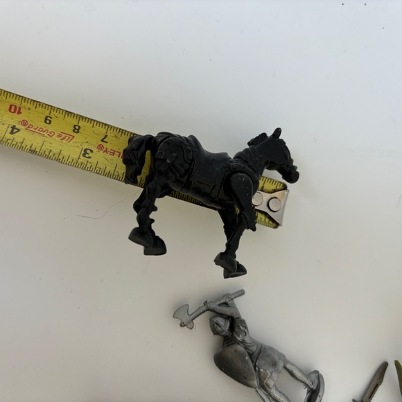 1990's era plastic toy Romans and Medieval toy soldiers - Picture 8 of 9